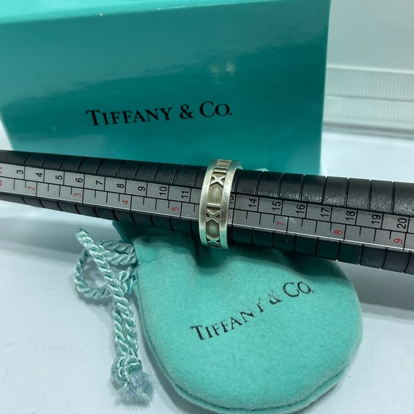 - Tiffany and Co. Atlas Ring size6 in silver 925. Comes with pouch and box. - Picture 6 of 14
